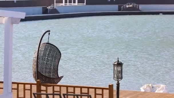 圆的现代家具塑料柳条椅子在花园里。在巴库，阿塞拜疆的水上乐园 — 图库视频影像