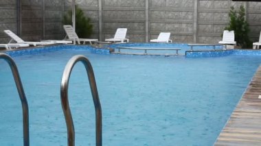 Bir havuz içine ağır yağmur yağar