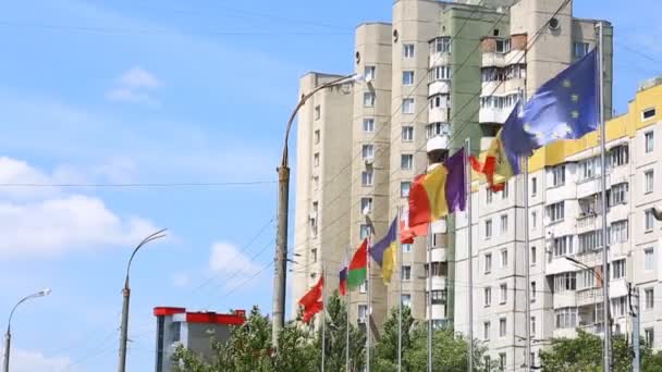 Bandeiras internacionais de vários países acenando ao vento na varanda de um edifício que hospeda uma reunião oficial. Bandeiras dos membros da UE que renunciam em frente ao edifício do Parlamento Europeu . — Vídeo de Stock