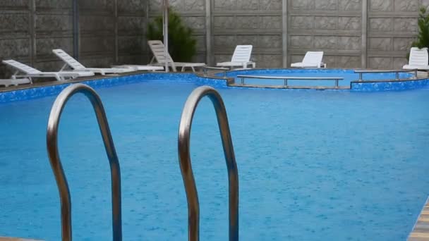 Chuva forte cai em uma piscina — Vídeo de Stock