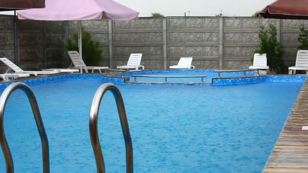Bir havuz içine ağır yağmur yağar — Stok video