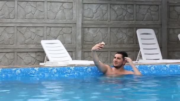 Człowiek, rozmowy wideo telefon i zrobić selfie w deszczu. — Wideo stockowe