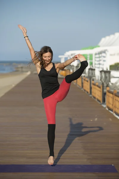 Kumsalda yoga yaparken güzel kadın