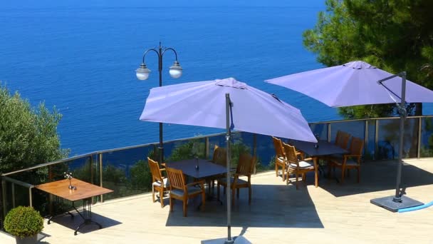 Parasol en stoel, zee achtergrond. — Stockvideo