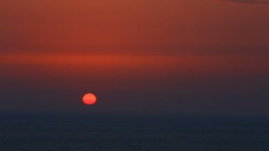 Güzel güneş ayarı deniz uçan kuşları ile sakin bir okyanus. Denizin içinde tropikal günbatımı