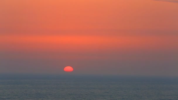 Prachtige ondergaande zon over een rustige Oceaan met zeevogels vliegen. Tropische zonsondergang in de zee — Stockvideo