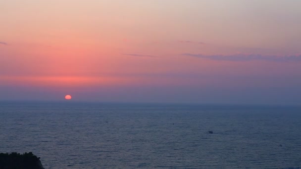 Prachtige ondergaande zon over een rustige Oceaan met zeevogels vliegen. Tropische zonsondergang in de zee — Stockvideo