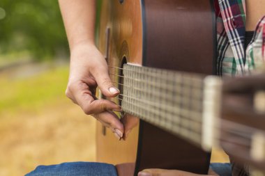 Müzisyen kadın ve onun gitar iyi günde.