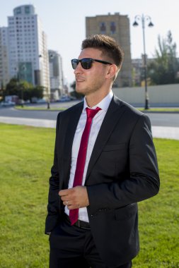 Bir takım elbise ve gözlük ve kırmızı kravat genç işadamı.