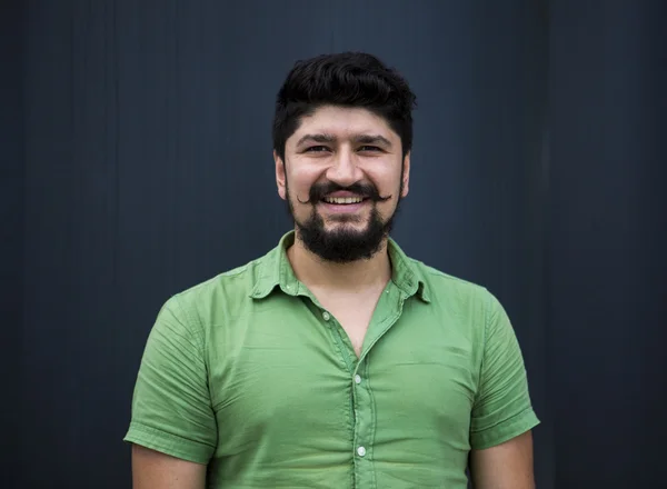 Hombre barbudo con bigote fresco en camisa verde. Sonriendo hombre feliz — Foto de Stock