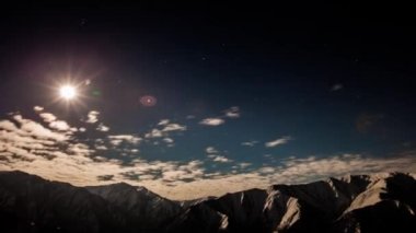 Timelapse yıldızlar ve ay dağ gece gökyüzünde. Ayın doğuşu