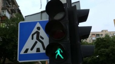 trafik ışıkları ve Binalar gün. Kiev, Ukrayna