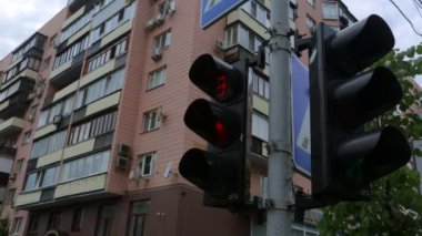trafik ışıkları ve Binalar gün. Kiev, Ukrayna