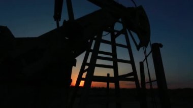 Kuyunun sondajı. Teçhizatın tepesinden tür. Petrol ve gaz endüstrisi. Eski o çalışmaları