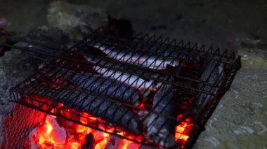 Dostum koyar sepet mangal canlı kömürlerin tam balık ve ızgara.