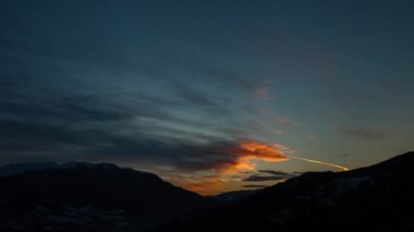 dağlar ve vadiler kabarık beyaz bulutlar, mavi gökyüzü ve bulut sha zaman atlamalı