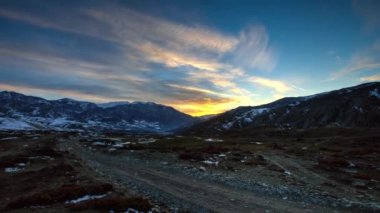 Timelapse yıldızlar ve ay dağ gece gökyüzünde. Ayın doğuşu