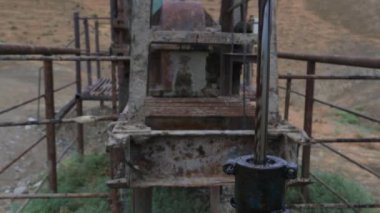 Kirlilik ve çölleşme petrol kullanımının sonuçlarını sembolize eder. Dese