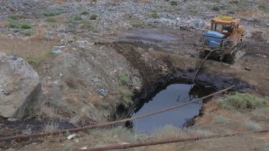 Kirlilik ve çölleşme petrol kullanımının sonuçlarını sembolize eder. Dese