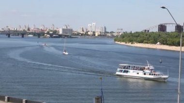 Dinyeper Nehri yaz saati. Kiev, Ukrayna. Hiçbir renk düzeltme