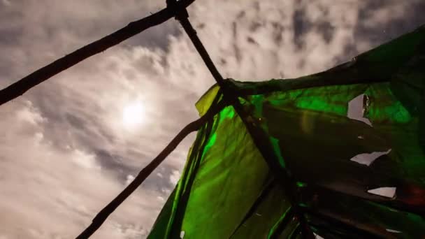 Timelapse estrellas y luna en el cielo nocturno de montaña. Salida de la luna — Vídeos de Stock