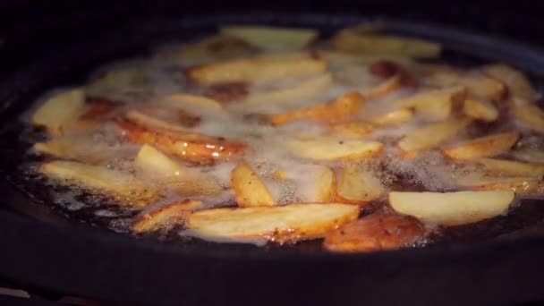 Kuchař vaření smažené brambory ve velké pánvi na ohni — Stock video