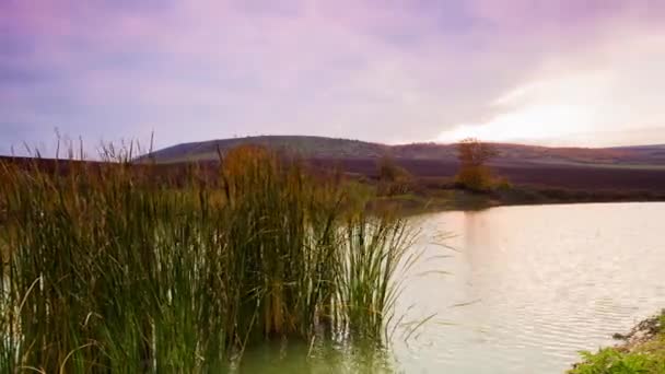 Piękne jezioro z czystą wodą, w górach, time-lapse Rolling chmury nad. — Wideo stockowe