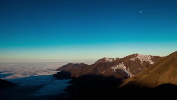 Incríveis nuvens incríveis sobre a cidade de Gakh. Céu azul, sombras, lua, amanhecer . — Vídeo de Stock