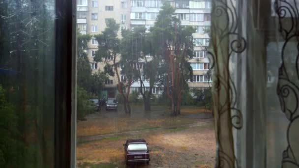 Skyfall. Kiev gamla gatan och gamla hus är regn. — Stockvideo
