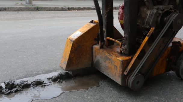Trabajadores reparando la carretera en la ciudad de Kiev . — Vídeos de Stock