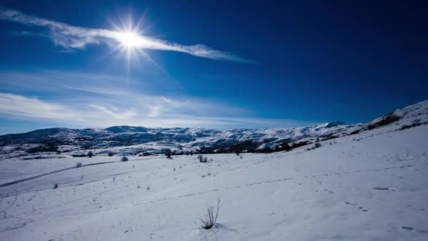 Снежные горы. Движение облаков над снежными вершинами, Timelapse голубое небо — стоковое видео