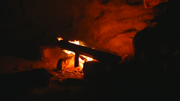 Kamp ateşi, Azerbaycan'ın güzel Hazar denizi plajı boyunca gün batımında parlak bir şekilde yanar. Yanan Ateş — Stok video