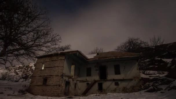 Een oude verlaten landelijk huis in de winter timelapse. — Stockvideo