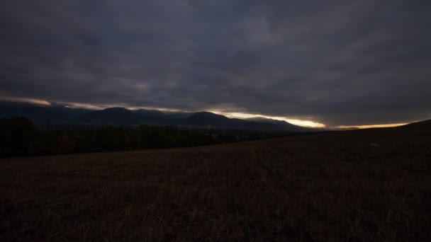 Berg och dalar tidsförlopp av pösiga vita moln, blå himmel och moln SHA — Stockvideo