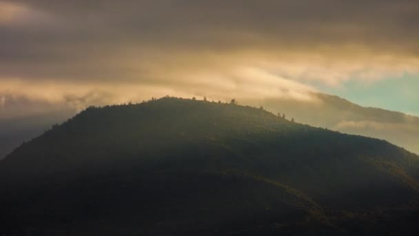 Montañas y valles lapso de tiempo de nubes blancas hinchadas, cielos azules y nubes sha — Vídeos de Stock