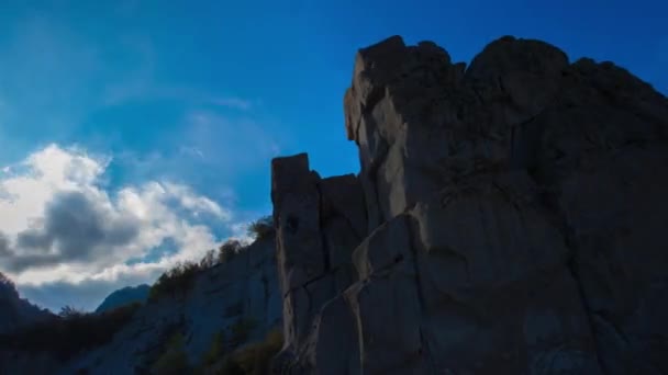 Berge und Täler Zeitraffer aus geschwollenen weißen Wolken, blauem Himmel und Wolkenkratzern — Stockvideo