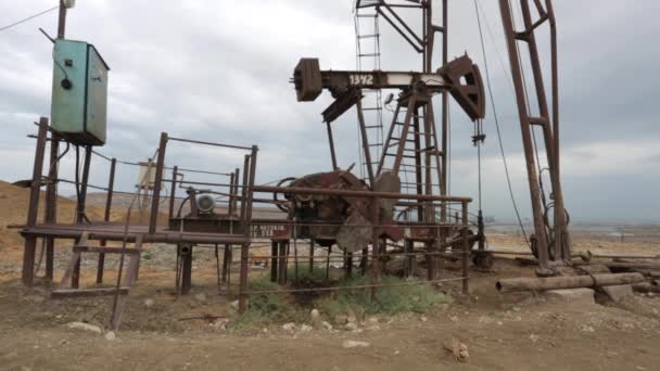 La contaminación y la desertificación simbolizan las consecuencias del uso del petróleo. Dese. — Vídeo de stock