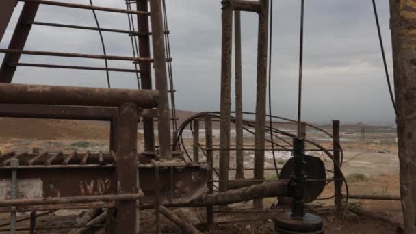 La contaminación y la desertificación simbolizan las consecuencias del uso del petróleo. Dese. — Vídeos de Stock