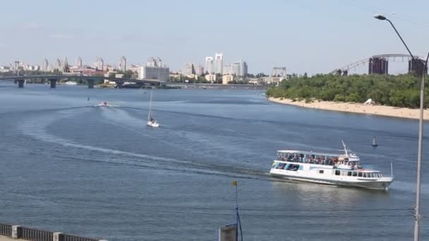 Ora legale del fiume Dnieper. Kiev, Ucraina. Nessuna correzione del colore — Video Stock