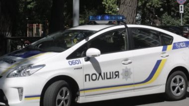 Polis araba kaynıyor, gündüz ışıklar uyarı. Kiev, Ukrayna yeni polis arabası. hiçbir colorcorrection.