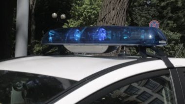 Polis araba kaynıyor, gündüz ışıklar uyarı. Kiev, Ukrayna yeni polis arabası. hiçbir colorcorrection.