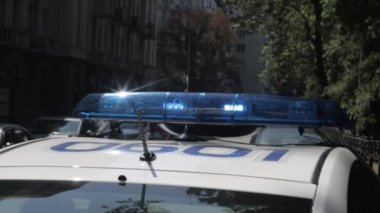 Polis araba kaynıyor, gündüz ışıklar uyarı. Kiev, Ukrayna yeni polis arabası. hiçbir colorcorrection.