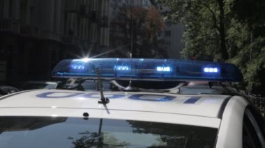 Polis araba kaynıyor, gündüz ışıklar uyarı. Kiev, Ukrayna yeni polis arabası. hiçbir colorcorrection.