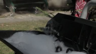Gökkuşağı sabun köpüğü makine. Hiçbir renk düzeltme.