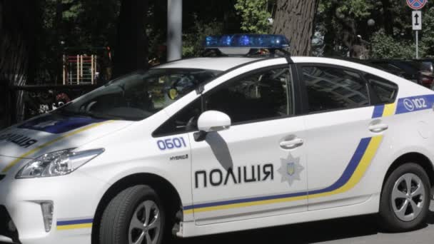 Policji samochód migania, ostrzeżenie światła dzienne. Kijów, Ukraina nowy radiowóz. nie colorcorrection. — Wideo stockowe