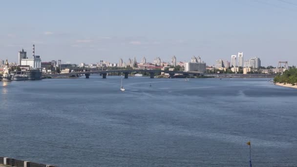 ドニエプル川の夏の時間。キエフ、ウクライナ。色補正なし — ストック動画
