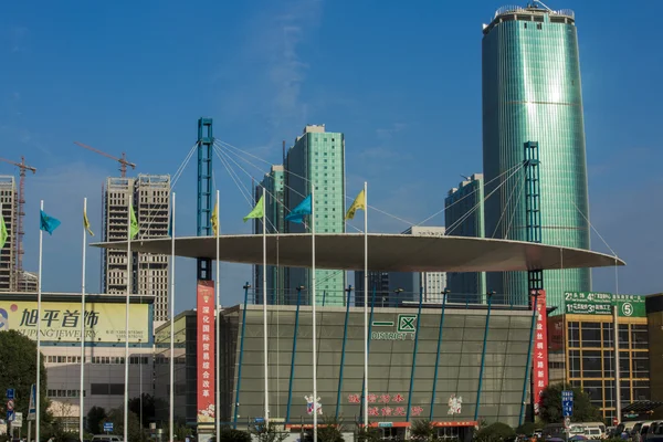 YIWU, CHINA - SEP 2: Panorama de la ciudad de comercio internacional de Yiwu en SEP 2, 2015 en Yiwu de la provincia de Zhejiang, China. Yiwu es considerado como el mayor mercado de pequeños productos al por mayor en el mundo —  Fotos de Stock