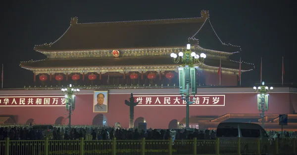 Chiny Pekin Tiananmen brama wejście do zakazanego miasta z kamienny pomnik lwa. Chińskie plakaty: "Niech żyje Chińskiej Republiki Ludowej", "Niech żyje Wielkiej jedności Narodów na świecie". — Zdjęcie stockowe