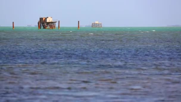 Casa de madera en el agua de mar. El pueblo en el agua. Lago Tonle Sap. pueblo pescador — Vídeo de stock