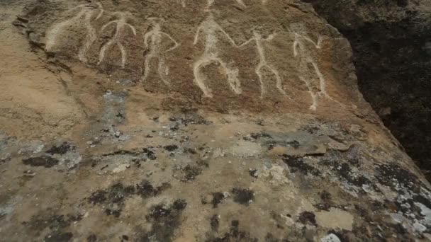 Historyczne petrographs. Rzeźby sięga 10 000 B.c. w Gobustan, Azerbejdżan — Wideo stockowe